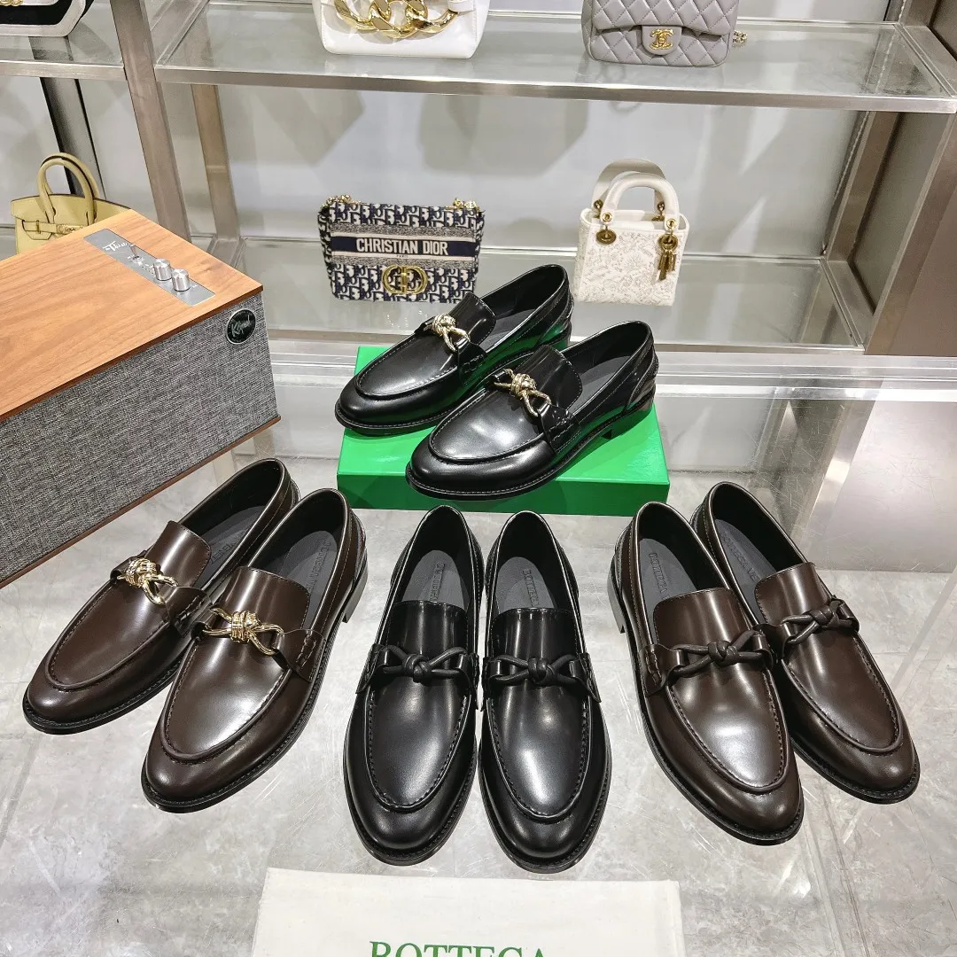[BV] Top P: 860💰 Size: Female 35-39 (Female 40 custom-made) Male 39-44 (38.45 non-refundable) Bottega Veneta 2025 Autumn and Winter counter style! Small round toe loafers! Imported leather outsole! Imported open edge beaded cowhide! Solid color Niuli!